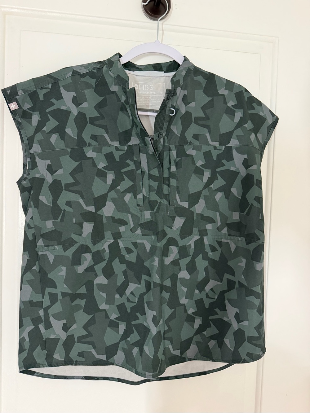 FIGS Womenโs Green Camo Short-Sleeve Utility Shirt